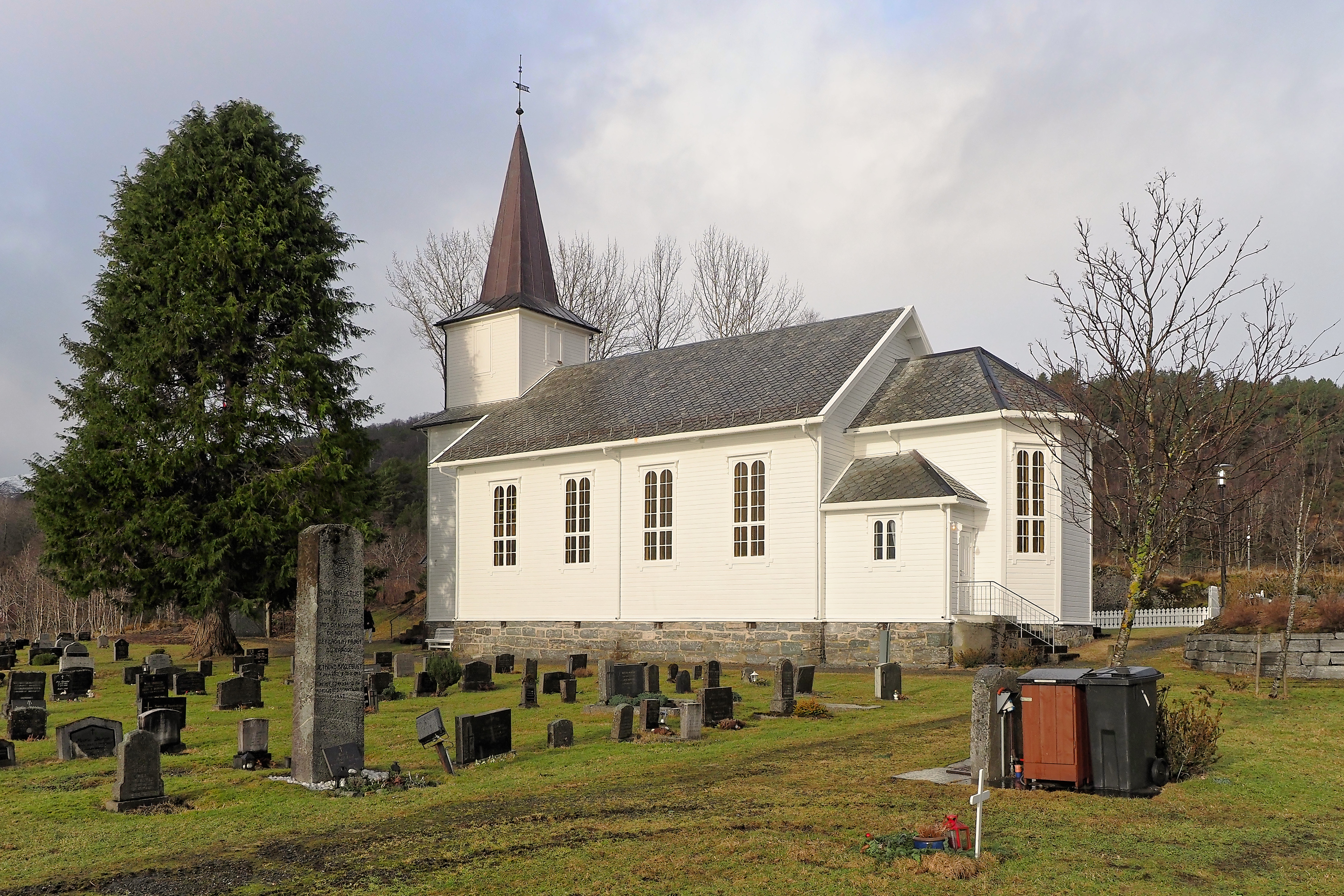 Totland kyrkje frå sør